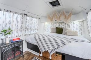sypialnia z łóżkiem i kominkiem w obiekcie Flight of Fancy Vintage Airstream Rental w mieście Guntersville
