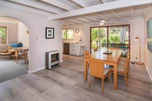 ein Esszimmer und ein Wohnzimmer mit Tisch und Stühlen in der Unterkunft Karri Birdsong Retreat in Margaret River Town