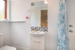 ein Badezimmer mit Waschbecken, Toilette und Spiegel in der Unterkunft Karri Birdsong Retreat in Margaret River Town + 10 Fotos