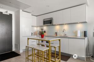 Fotografie z fotogalerie ubytování Executive Suite on the 31st Floor Queen Bed with Sofa Bed Free Parking BBQ v destinaci Calgary