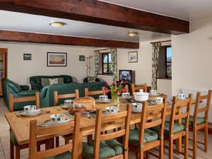 Llyswenにある5 Bed in Hay on Wye BN358の木製のテーブルと椅子のあるダイニングルーム