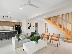 Ruang duduk di Spacious Modern 6BR Family Home in Pallara QLD