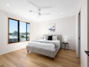 Katil atau katil-katil dalam bilik di Spacious Modern 6BR Family Home in Pallara QLD