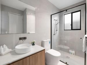 Bilik mandi di Spacious Modern 6BR Family Home in Pallara QLD +25 gambar