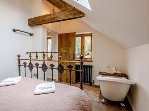 a bedroom with a bed and a bath tub and a sink at 1 Bed in Glastonbury 79123 in Glastonbury