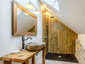 a bathroom with a sink and a mirror at 1 Bed in Glastonbury 79123 in Glastonbury +7 photos