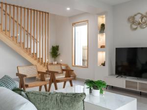 Televisyen dan/atau pusat hiburan di Spacious Modern 6BR Family Home in Pallara QLD