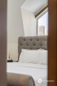Un dormitorio con una cama grande con ventana. en Executive 3 Bedroom Penthouse in Downtown Calgary, en Calgary