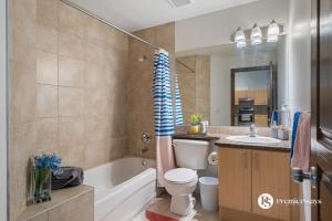 Un baño con bañera, inodoro y lavabo. en Executive 3 Bedroom Penthouse in Downtown Calgary, en Calgary 34 fotos más