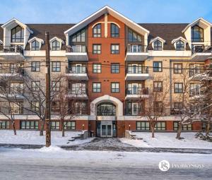 un gran edificio de ladrillo con nieve delante en Executive 3 Bedroom Penthouse in Downtown Calgary, en Calgary