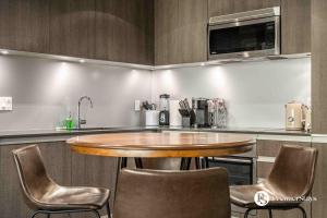 Φωτογραφία από το άλμπουμ του 35th Floor High Rise 1 Bedroom with Sofa Bed Apartment at The Guardian South στο Κάλγκαρι