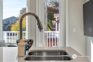 eine Küchentheke mit Spüle und Fenster in der Unterkunft Luxury Getaway in Inglewood with 2 Bedrooms Sofa Bed and Heated Underground Parking in Calgary + 24 Fotos