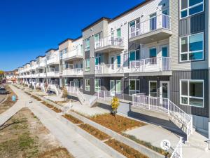 eine Reihe von Apartmentgebäuden mit weißen Balkonen in der Unterkunft Luxury Getaway in Inglewood with 2 Bedrooms Sofa Bed and Heated Underground Parking in Calgary