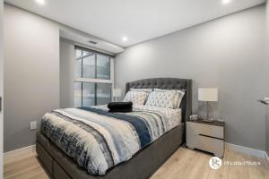 Fotografie z fotogalerie ubytování Central Downtown near Rogers Sleeps 6 with Two Queen Beds and Parking v destinaci Edmonton