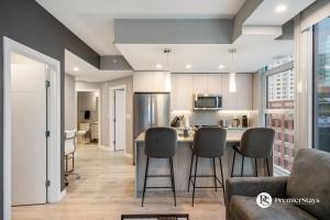 Fotografie z fotogalerie ubytování Central Downtown near Rogers Sleeps 6 with Two Queen Beds and Parking v destinaci Edmonton