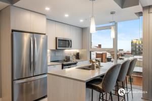 Fotografie z fotogalerie ubytování Central Downtown near Rogers Sleeps 6 with Two Queen Beds and Parking v destinaci Edmonton + 36 fotografií