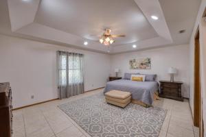 een slaapkamer met een bed en een plafondventilator bij Bright Pharr Getaway Spacious Family Home w Garage and WiFi in Pharr +26 foto's