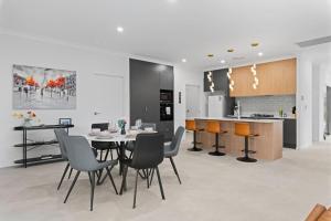 Η κουζίνα ή μικρή κουζίνα στο Modern 3BR Home in Peaceful Park Ridge Estate
