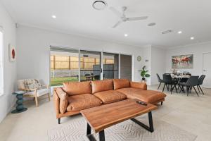 Χώρος καθιστικού στο Modern 3BR Home in Peaceful Park Ridge Estate +26 φωτογραφίες