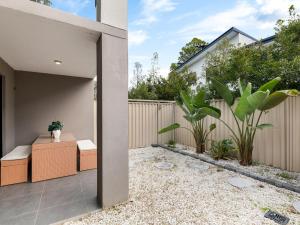 Taman di luar Modern 3BR Townhouse in Calamvale Near Parks and Shops