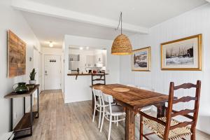 Kuchyň nebo kuchyňský kout v ubytování Chic One-Bedroom Condo With Lake View