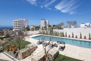 an image of a swimming pool at a resort at New and Elegant 4Bedroom House Steps from the Beach in Cabo San Lucas