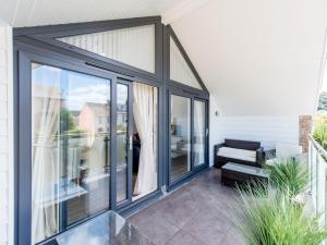 Un porche cubierto con un sofá y ventanas. en 3 Bed in Westward Ho 45749, en Northam