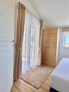 Postel nebo postele na pokoji v ubytování Golden Apartments