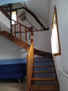 eine Treppe, die in den zweiten Stock eines Hauses führt in der Unterkunft Entre Terre et Mer La Bichette in Guisy