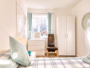 Un dormitorio con una cama, una silla y una ventana en 1 bed in Filey 77709, en Hunmanby