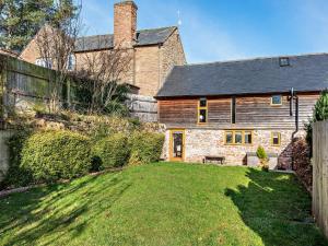 an old stone house with a yard at 3 Bed in Leominster 50507 in Pencombe