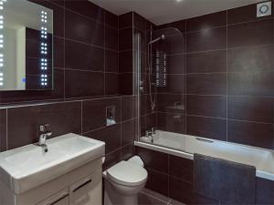 Koupelna v ubytování 4 Bed in Grantown on Spey CA027 + 18 fotografií