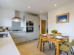 Η κουζίνα ή μικρή κουζίνα στο 2 Bed in Mundesley 83314
