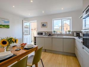 Η κουζίνα ή μικρή κουζίνα στο 2 Bed in Mundesley 83314
