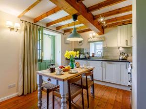Kuchyň nebo kuchyňský kout v ubytování 2 Bed in Ashreigney 75412