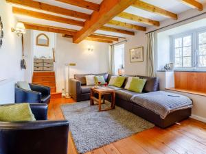 Posezení v ubytování 2 Bed in Ashreigney 75412