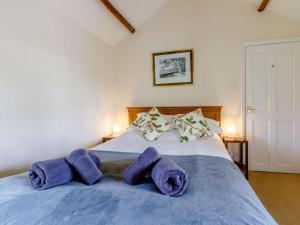 Postel nebo postele na pokoji v ubytování 2 Bed in Ashreigney 75412