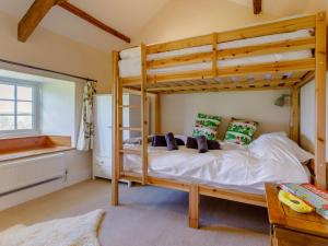 Postel nebo postele na pokoji v ubytování 2 Bed in Ashreigney 75412