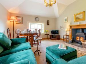 a living room with a couch and a table at 2 Bed in St Andrews 45668 in Ladybank