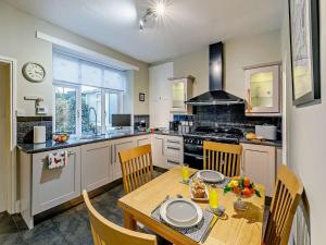 Kuchyň nebo kuchyňský kout v ubytování 2 Bed in Chinley 86413