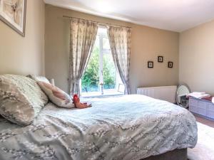Postel nebo postele na pokoji v ubytování 2 Bed in Chinley 86413