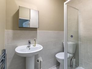 Koupelna v ubytování 2 Bed in Chinley 86413 + 11 fotografií
