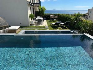 Bazén v ubytování New luxury apartment with PRIVATE Heated POOL and amazing terrace with seaview nebo v jeho okolí