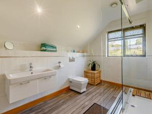 un bagno con wc, lavandino e doccia di 4 bed in Glastonbury SHALO a Greinton Altre 16 foto