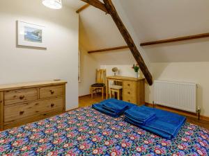 1 dormitorio con 1 cama, vestidor y escritorio en 1 bed property in Hartland 86571, en Hartland