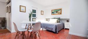 a bedroom with a bed and a table and chairs at Casita Don Luciano in La Esperanza