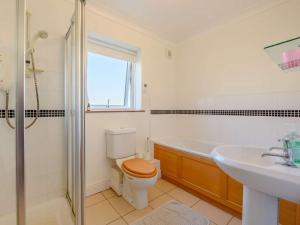 Ένα μπάνιο στο 3 bed in Freshwater East FB099 +16 φωτογραφίες
