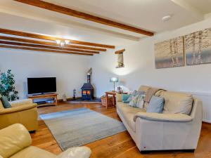 un soggiorno con un divano e una TV di 4 Bed in Boscastle 47035 a Boscastle