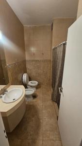 een badkamer met twee toiletten en een wastafel bij Hotel Haití in San Miguel de Tucumán