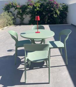 a table and chairs with a lamp on top of it at Casa Quetta in Bari